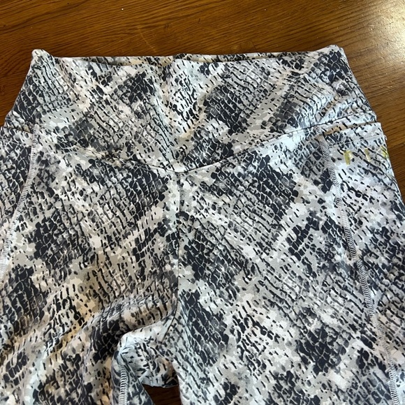 PINK Victoria’s Secret, snakeskin, pattern, leggings, size large very good cond - Picture 5 of 11